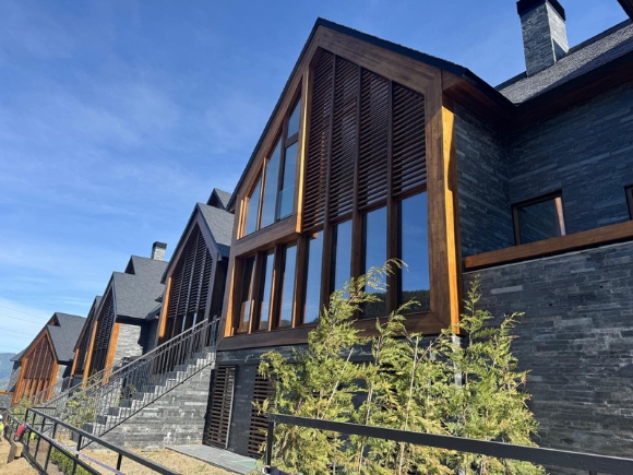 Conjunto viviendas montaña recubrimiento piedra