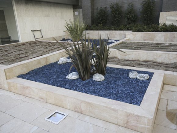 decoración jardines piedra natural, jardineras, bolos, piedra triturada