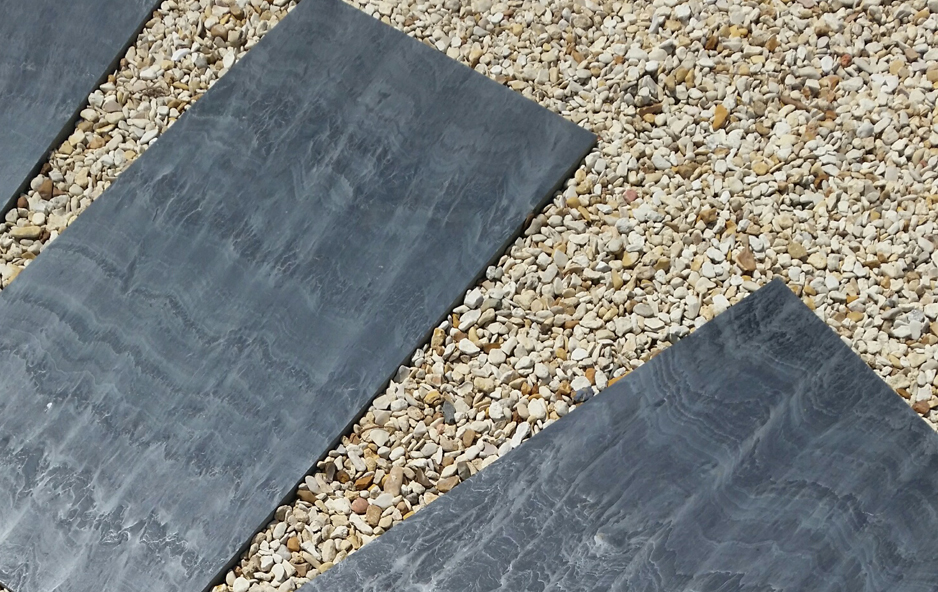 pasos de gran formato en filita naturpiedra para decorar jardines