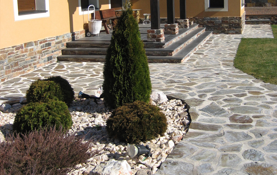 camino de piedra con planchones, piedras decorativas y rocas grandes para decorar jardines