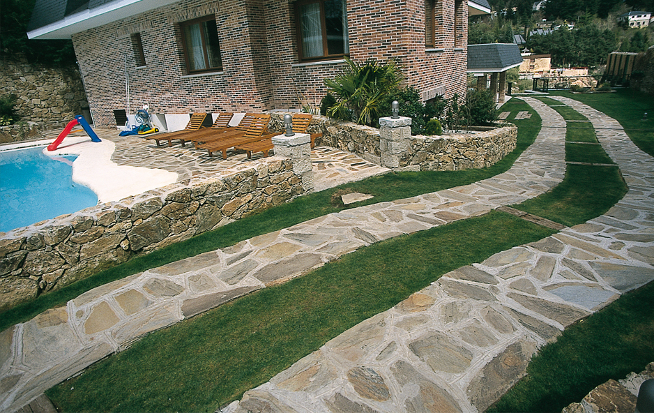 camino piedra natural para jardines pequeños