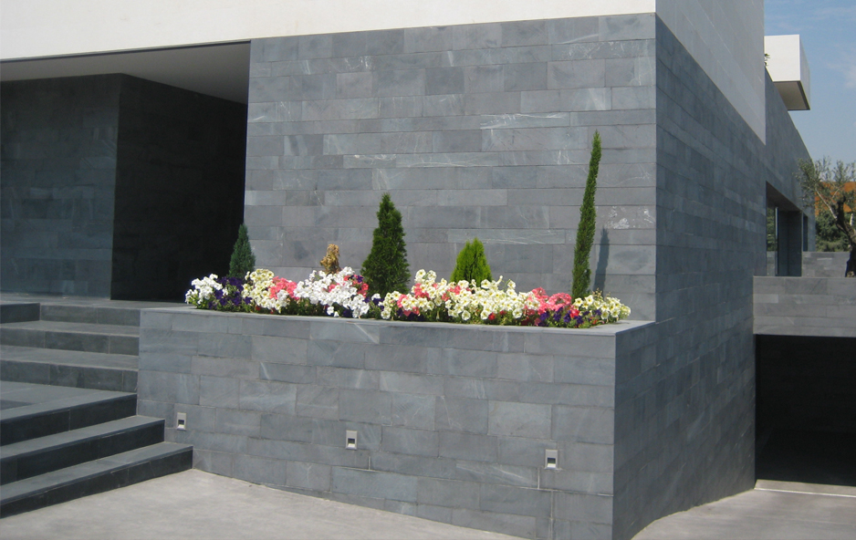jardineras de piedra, revestimiento exterior de piedra natural para decorar el jardin