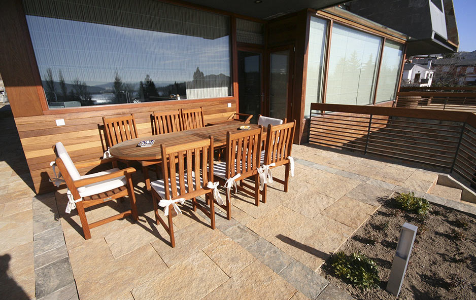 solado exterior de piedra natural para terrazas y pequeños jardines