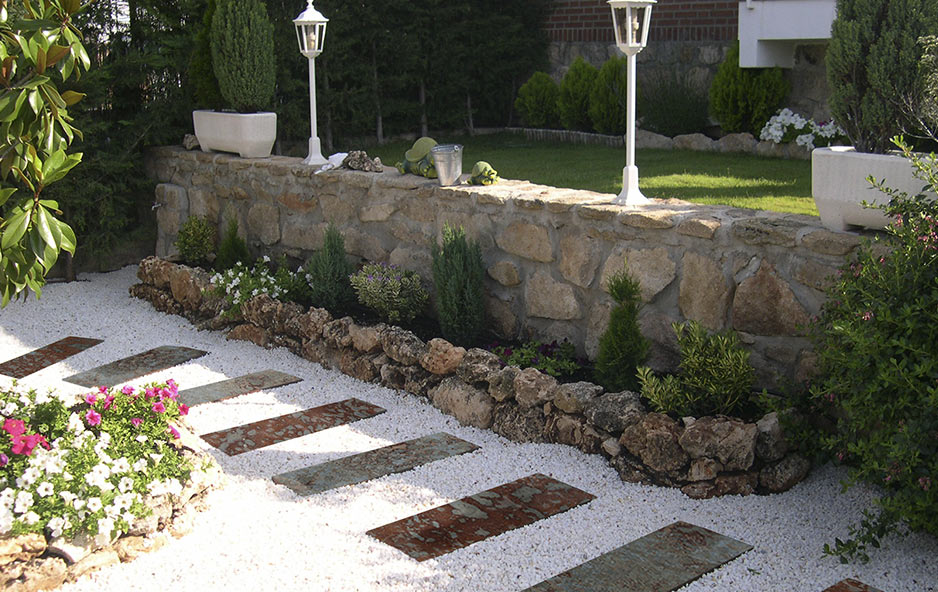 caminos con pasos de filita naturpiedra para decorar jardines