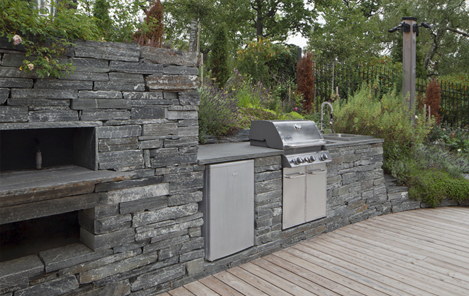 cocina exterior de piedra natural para jardin