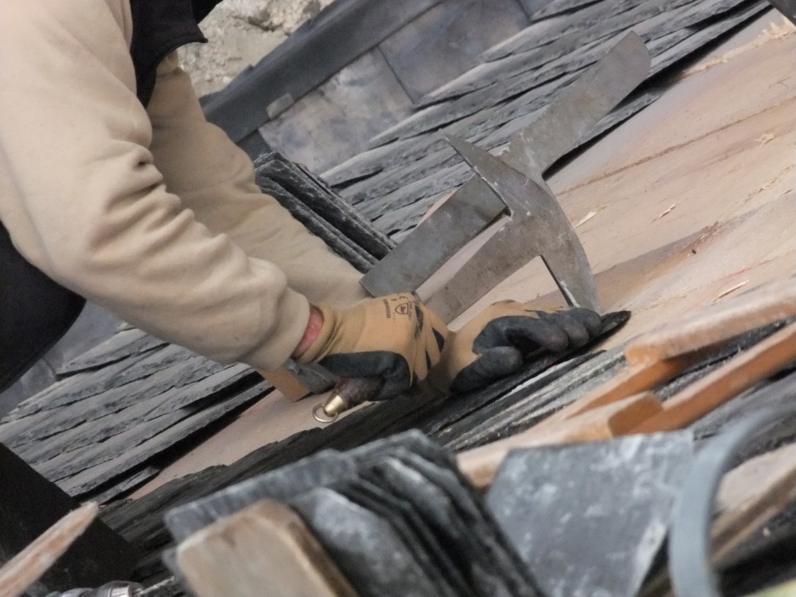 detalle de trabajo de colocación cubierta con pizarra de naturpiedra