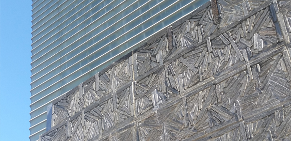 detalle de fachada kursaal con pizarra