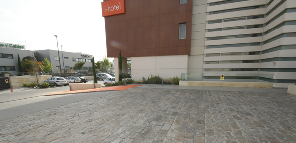 solado exterior hotel con piedra natural