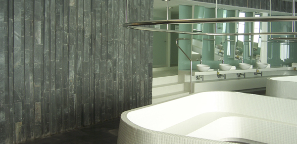 revestimiento de pared con strips de filita en spa