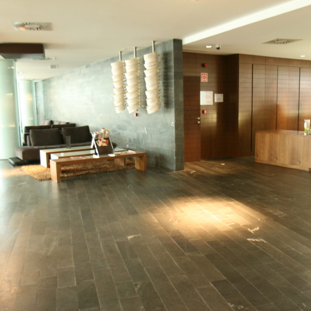 EL PROTAGONISMO DE LA PIEDRA NATURAL EN LA ARQUITECTURA HOTELERA