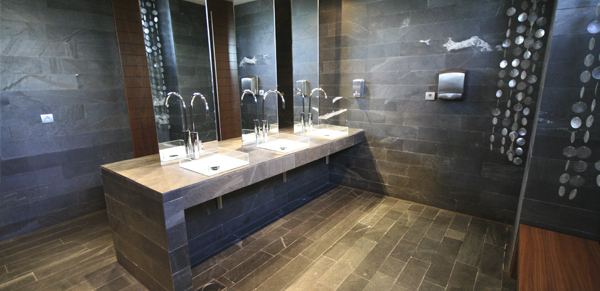 piedra natural para solados y chapados de baños de hotel