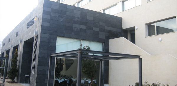 revestimiento exterior de piedra natural en hotel