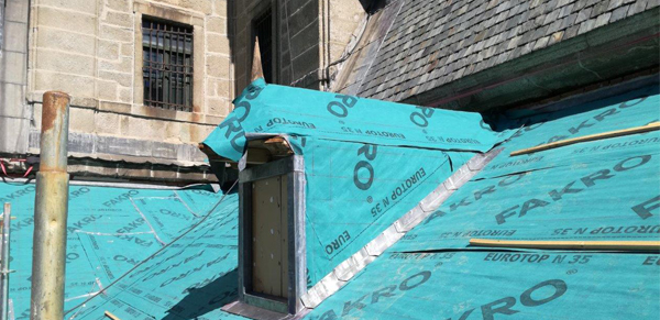 edificios rehabilitado con pizarra de bernardos