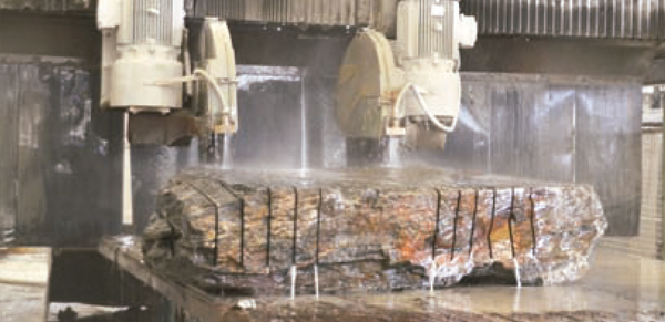 despiezando gran bloque de filita