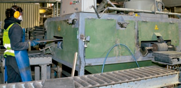 maquina trabajando en baldosas de filita