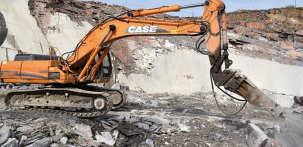 Máquina trabajando en la cantera de filita naturpiedra en Bernardos