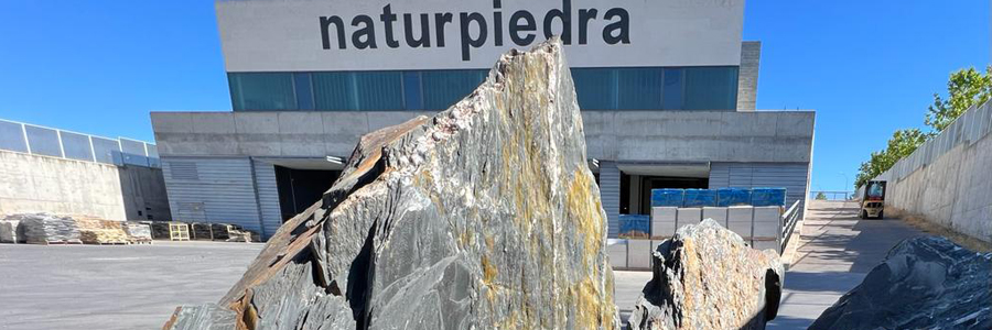 almacén de naturpiedra con bloques de filita