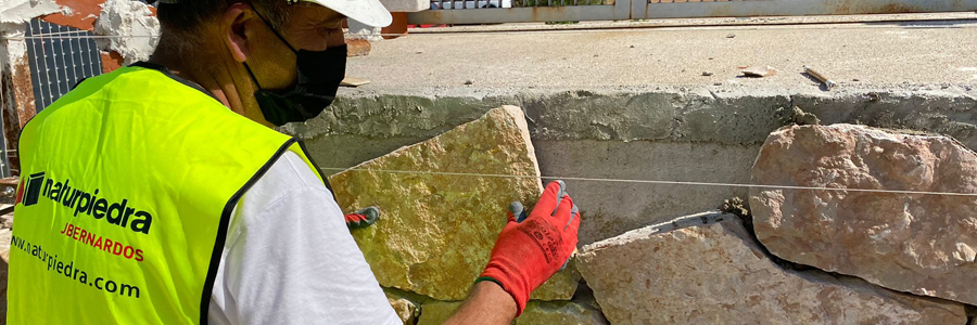 presentación del mampuesto de caliza por experto en colocación