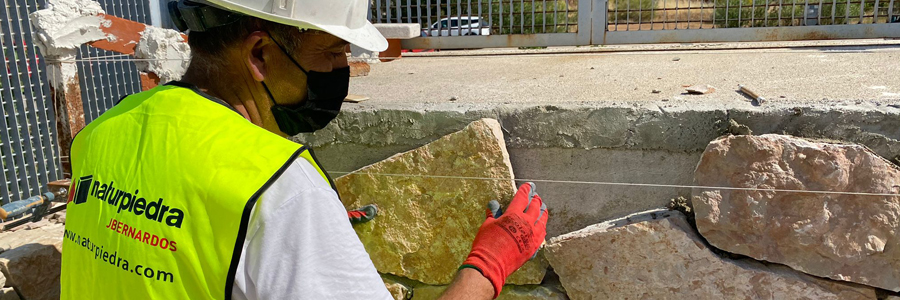 Operario colocando piedra natural en la sede de Naturpiedra