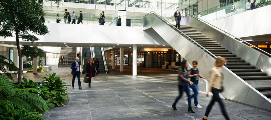 Espacio de gran transito rehabilitado en el atrio de laT ORRE COEUR DEFENSE