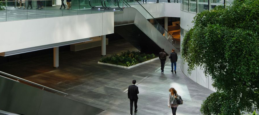 atrio con solado de piedra natural rehabilitado