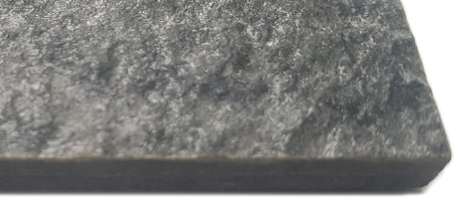 piedra dura y robusta con una superficie gris oscuro, ligeramente ondulada y alto contenido en Mica.