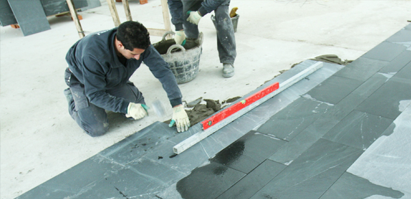 colocadores de naturpiedra poniendo un solado con naturpiedra flex