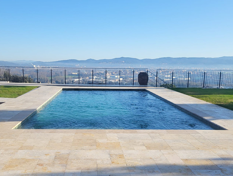 coronacion piscina travertino naturpiedra