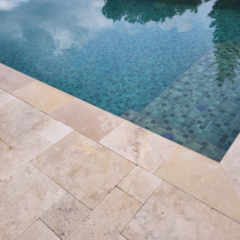 coronacion piscina travertino naturpiedra