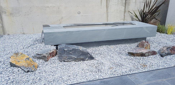 fuente y rocas de piedra natural gran formato para jardín