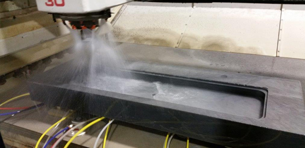 maquina de control numerico fabricando pieza especial en piedra natural