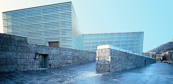 el kursall de San sebastian con pizarra