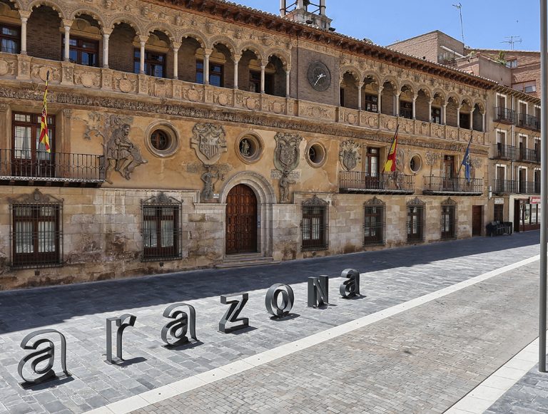 filita naturpiedra gris acabado natural solado plaza tarazona