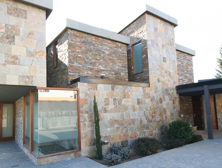 vivienda revestida de piedra natural cuarcita cobre naturpiedra acabado natural